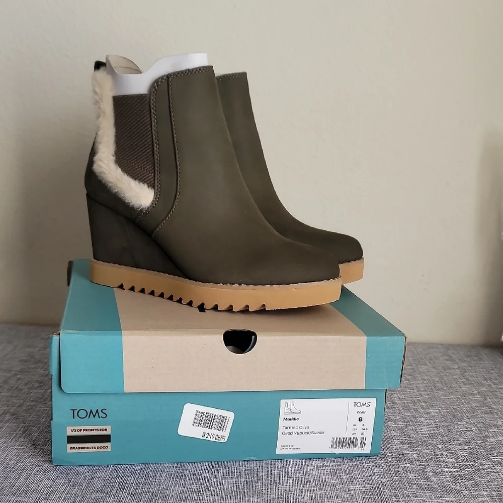 TOMS Women's Olive Wedge Boots Size 6 New in box